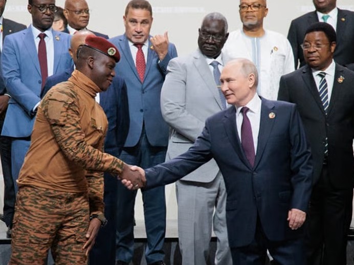 You are currently viewing La situation mondiale et la régénérescence partielle de l’Etat ouvrier